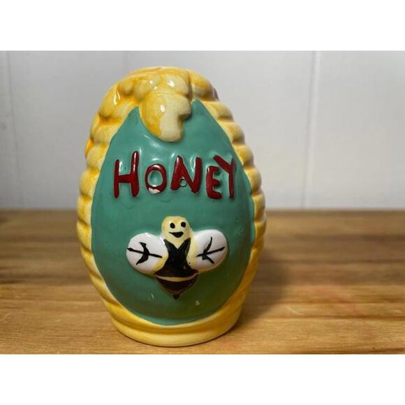 Bear and Honey Hive Salt and Pepper Shaker - Picture 6 of 9